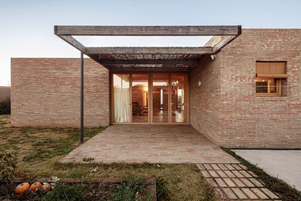 Casa LA / Alventosa Morell Arquitectes