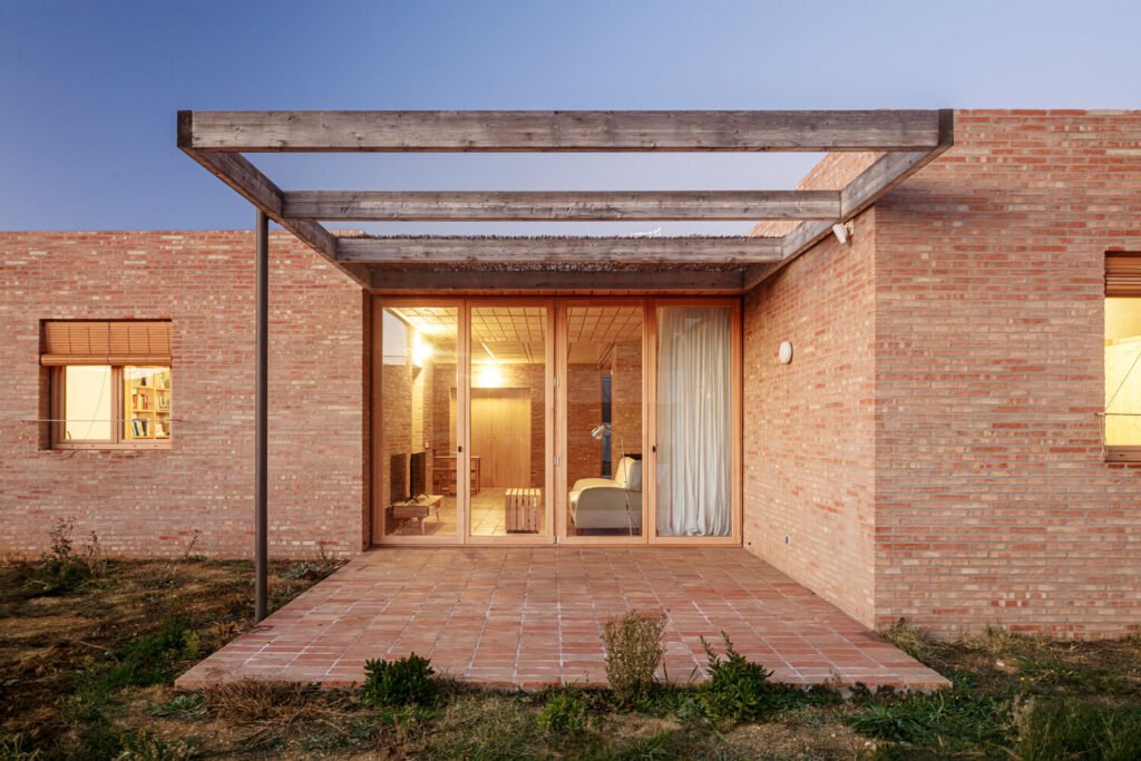 Casa LA / Alventosa Morell Arquitectes