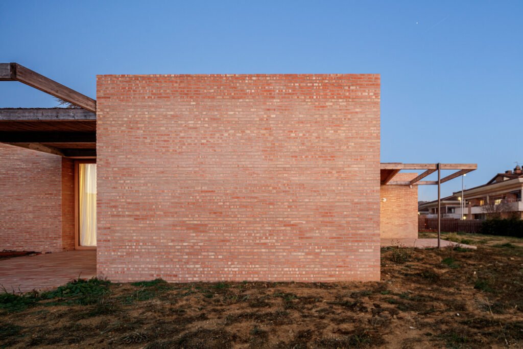 Casa LA / Alventosa Morell Arquitectes
