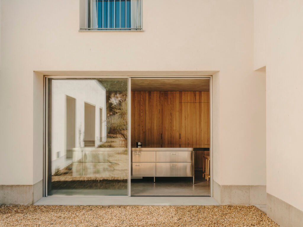 Casa TD / Skye Maunsell Studio + Jordi Veciana + Juan Gurrea Rumeu