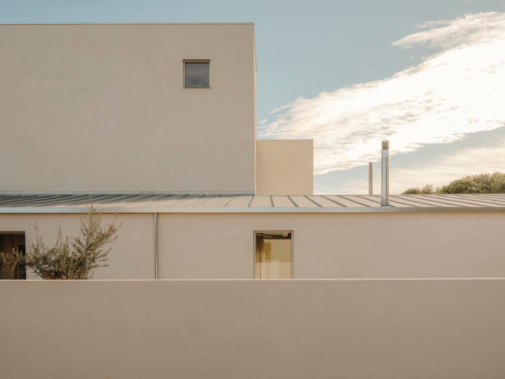 Casa TD / Skye Maunsell Studio + Jordi Veciana + Juan Gurrea Rumeu