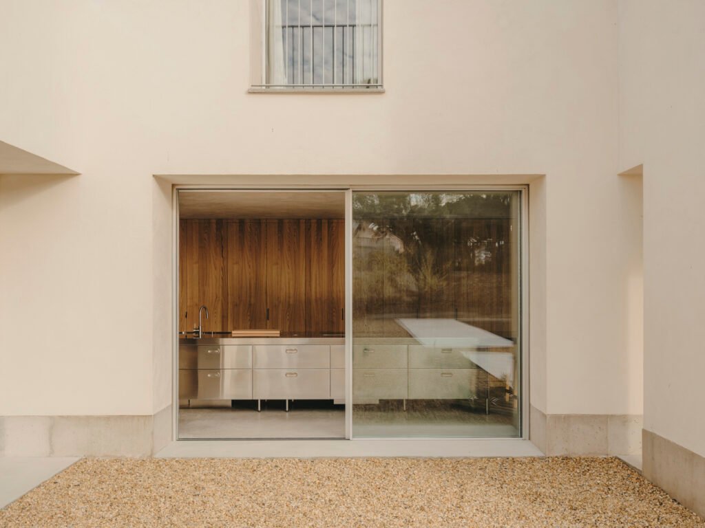 Casa TD / Skye Maunsell Studio + Jordi Veciana + Juan Gurrea Rumeu