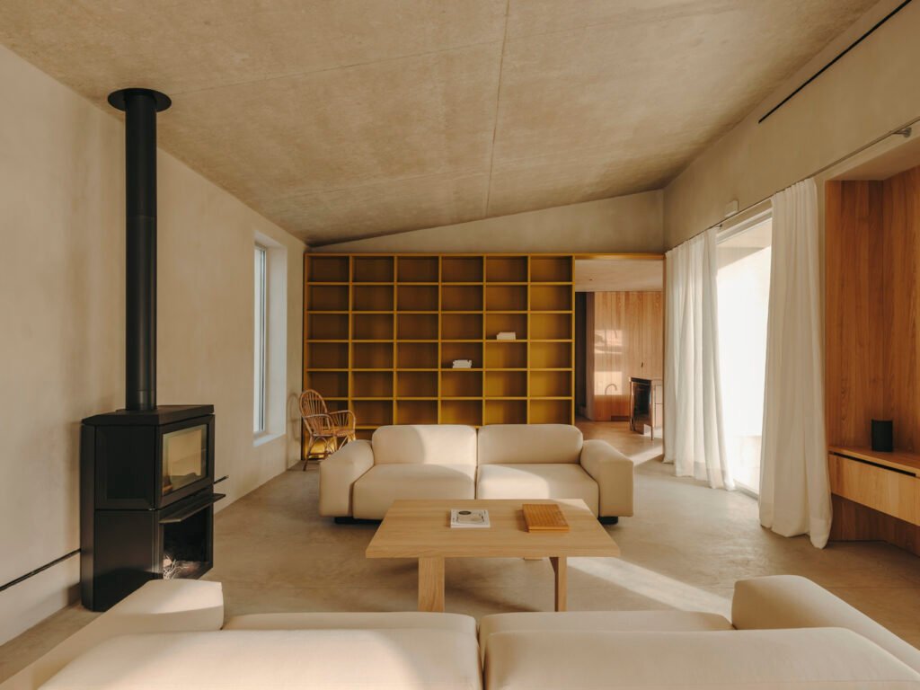 Casa TD / Skye Maunsell Studio + Jordi Veciana + Juan Gurrea Rumeu