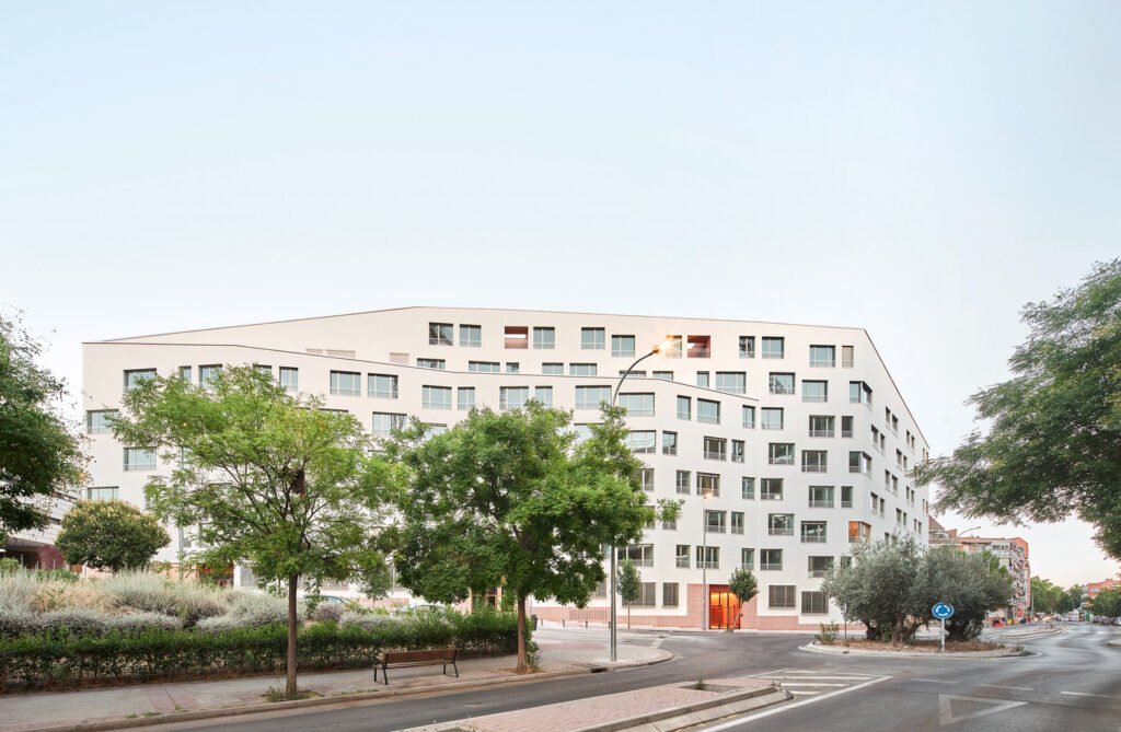 Edificio SFJ6 / MARMOLBRAVO + MADhel