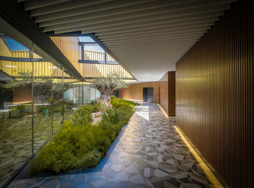 Almazara Acesur / Mollinedo Arquitectura