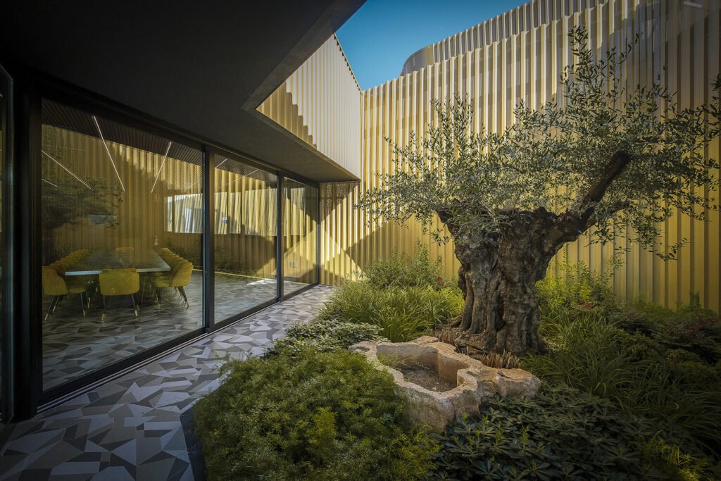 Almazara Acesur / Mollinedo Arquitectura