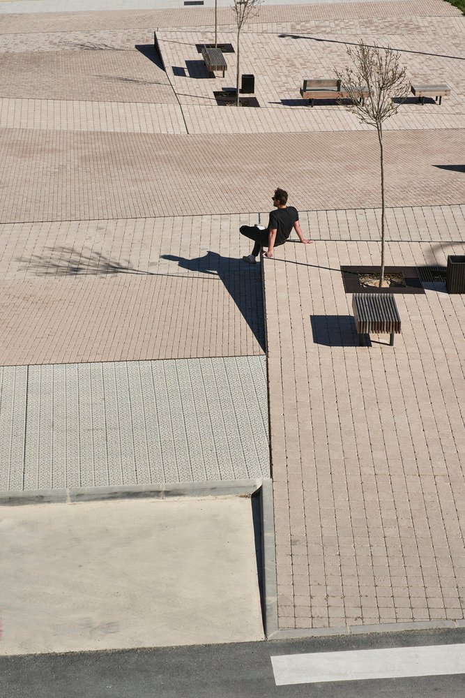 Plaza del Zarrón / BOV ESTUDIO