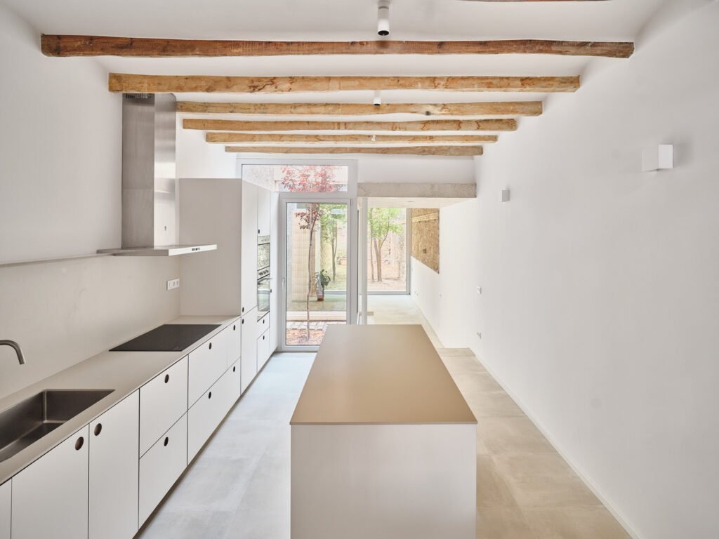 Casa de Pipu y Marta / Menhir Arquitectura